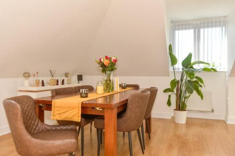 Lounge/Dining Area