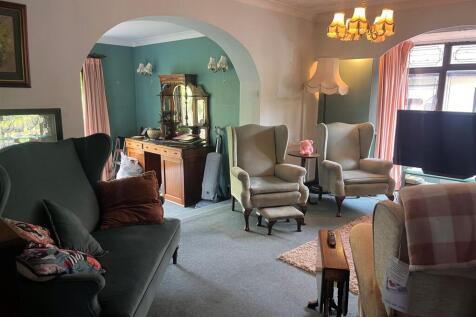 Lounge/Dining Area