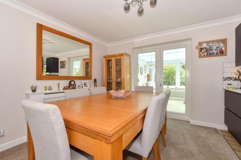Lounge/Dining Area