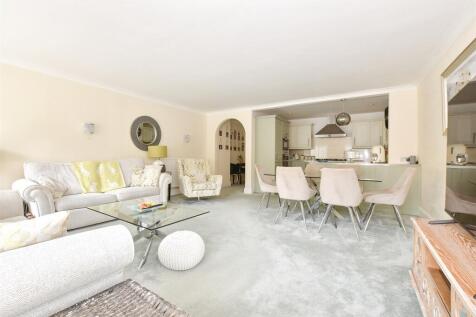 Lounge/Dining Area