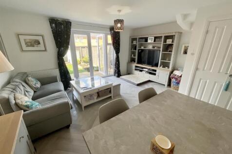 Lounge/Dining Area