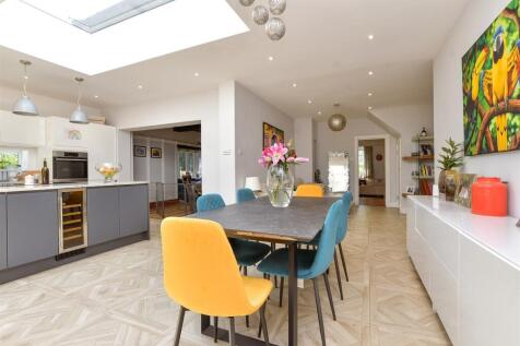 Kitchen / Dining Area