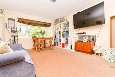 Lounge/Dining Area