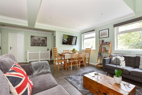 Lounge/ Dining Area