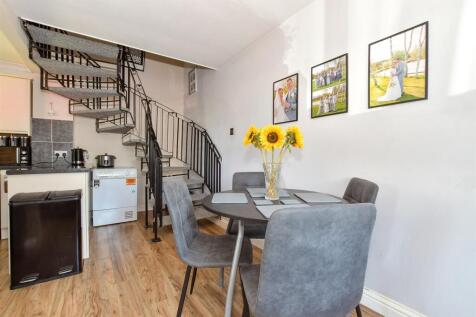 Lounge/Dining Area