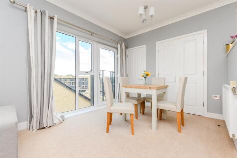 Lounge/Dining Area