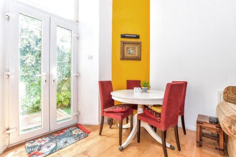 Lounge/ Kitchen