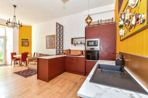 Lounge/ Kitchen