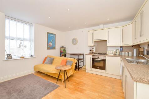 Lounge/ Kitchen