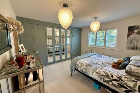 Bedroom 1 - V