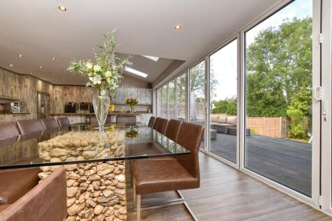 Kitchen / Dining Area