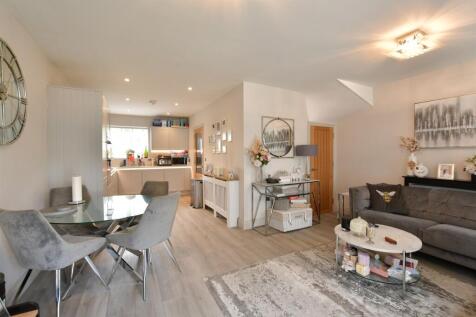 Lounge/Dining Area