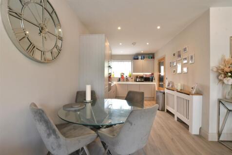 Lounge/Dining Area