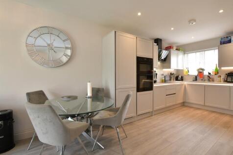 Lounge/Dining Area