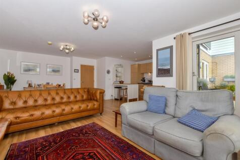Lounge/Dining Area