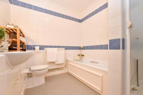 En-Suite Bath &amp; Shower Room