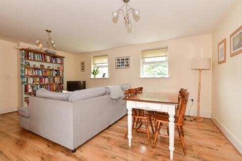 Lounge/Dining Area
