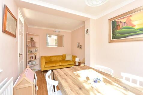 Snug/Dining Room