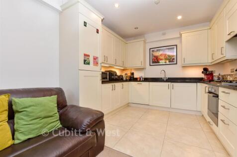 Kitchen / Lounge