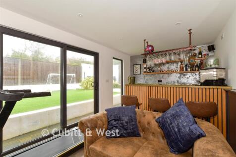 Outbuilding/Bar