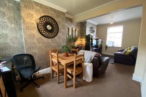 Lounge/Dining Area
