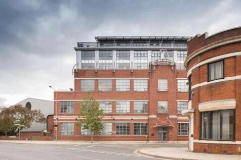 Entire top floor to let