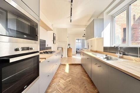 Kitchen alt view