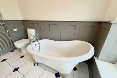 Free-standing bath