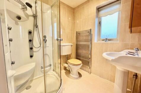 En suite shower room bed 1