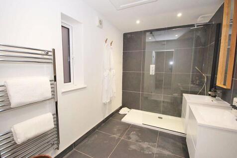 En-suite to bedroom 1 
