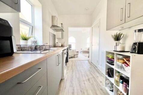 Kitchen to lounge diner