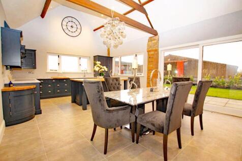 Dining area to breakfast kitchen