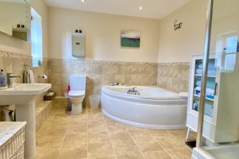 Master En-suite Bathroom