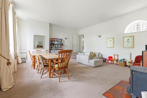 Living and dinning area 2