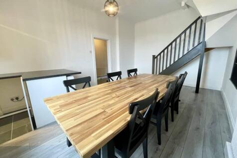 Lounge / Dining Kitchen