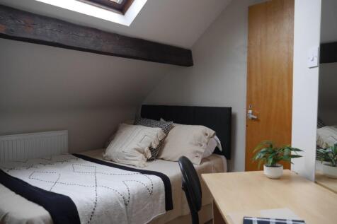 Attic front bedroom