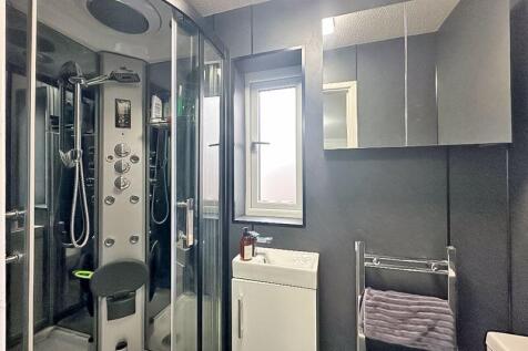 EN-SUITE SHOWER