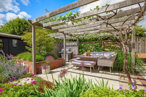 Patio/Bbq Area
