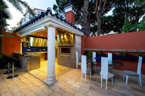 Outdoor kitchen