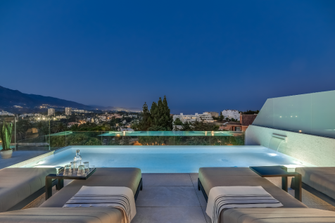Roof pool