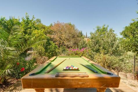 BACK GARDEN