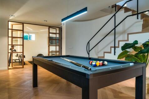 ENTERTAINMENT AREA