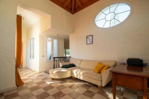 GUEST HOUSE LOUNGE