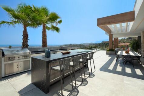 OUTDOOR KITCHEN