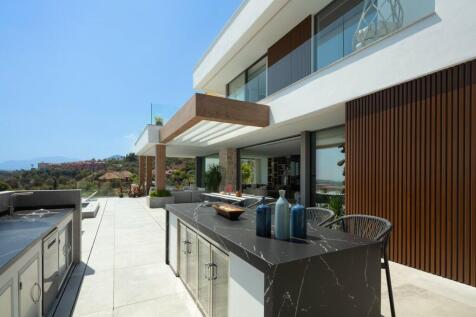 OUTDOOR KITCHEN