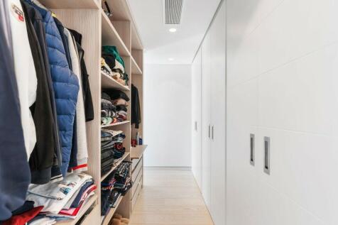 WALKING WARDROBE