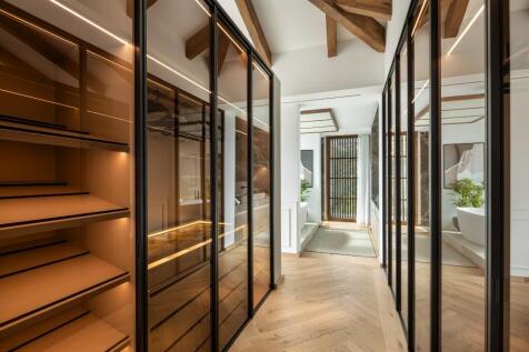WALKING WARDROBE