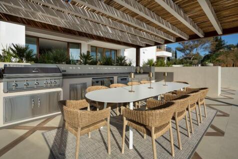 OUTDOOR DINING AREA