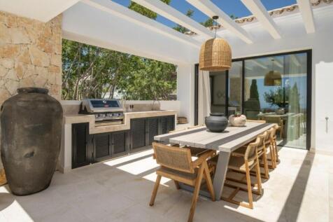 OUTDOOR DINING AREA