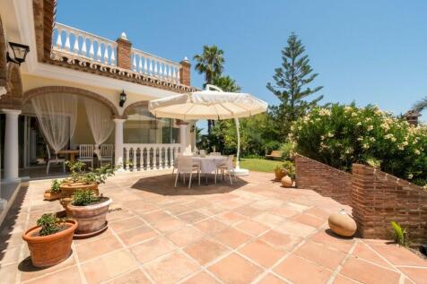OUTDOOR DINING AREA